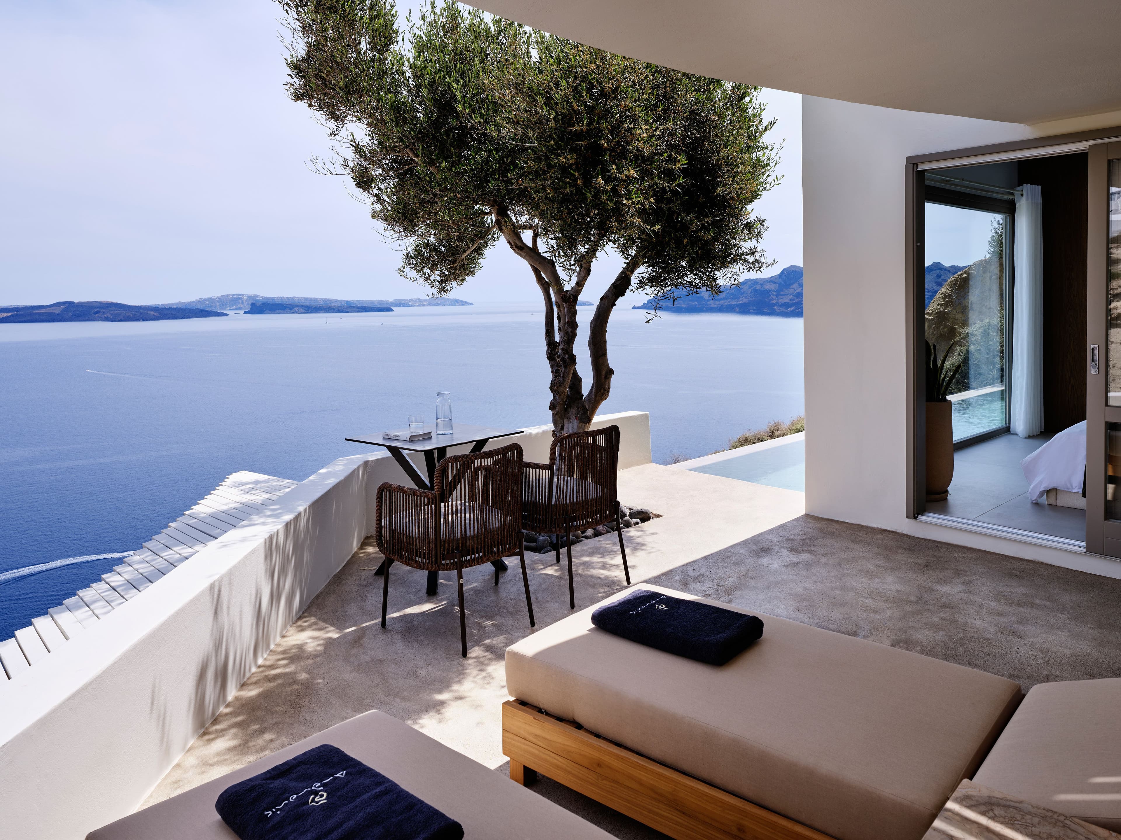 Exclusive Suite With Infinity Pool room