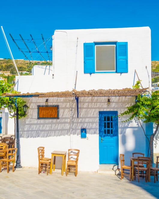 Quiet,Traditional,Greek,Street,With,White,Houses